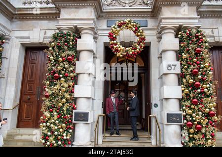 London, Großbritannien. November 2023. Weihnachtsdekoration vor der berühmten Raffles Bar und dem Owo in Whitehall, London Stockfoto