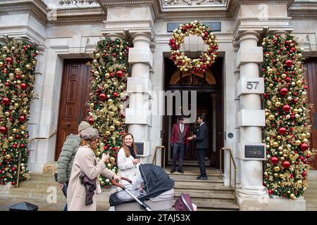 London, Großbritannien. November 2023. Weihnachtsdekoration vor der berühmten Raffles Bar und dem Owo in Whitehall, London Stockfoto