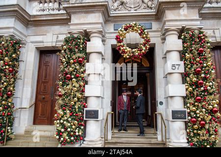 London, Großbritannien. November 2023. Weihnachtsdekoration vor der berühmten Raffles Bar und dem Owo in Whitehall, London Stockfoto