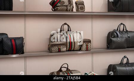 VAE, Dubai- November 11,2023: Stellen Sie verschiedene gucci-Taschen im Regal aus. Stockfoto