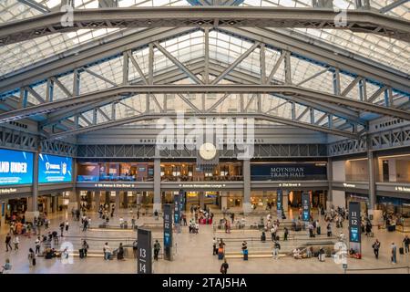 New York, NY, USA-9. September 2023-Daniel Patrick Moynihan Train Hall, eine Erweiterung des New Yorker Bahnhofs Pennsylvania ist ein geschäftiges Wartegebiet mit Stockfoto