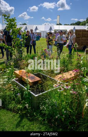 Elements URBAN Terrace Garden Competition (Stauden, niedrige maßgeschneiderte Bank) - RHS Tatton Park Flower Show 2023, Cheshire, England, Großbritannien. Stockfoto