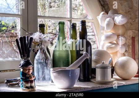 Antike Küchenartikel auf Fensterbank in georgianischer Scheune, Tetbury, Gloucestershire, Großbritannien. Stockfoto