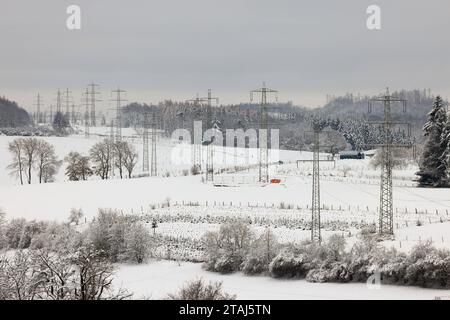 Wintereinbruch im Siegerland. Die Landschaft und die Bäume bei Siegen-Oberschelden sind mit Schnee bedeckt Herbst im Siegerland am 01.12.2023 in Siegen/Deutschland. *** Winterbeginn im Siegerland die Landschaft und die Bäume bei Siegen Oberschelden sind schneebedeckt Herbst im Siegerland am 01 12 2023 in Siegen Deutschland Credit: Imago/Alamy Live News Stockfoto