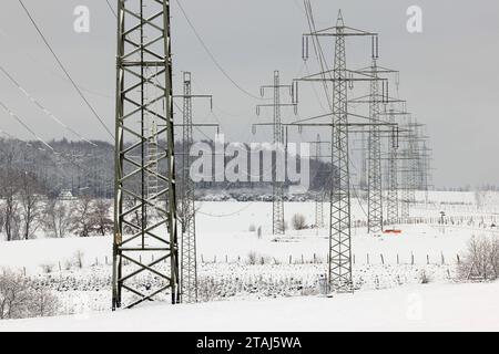 Wintereinbruch im Siegerland. Die Landschaft und die Bäume bei Siegen-Oberschelden sind mit Schnee bedeckt Herbst im Siegerland am 01.12.2023 in Siegen/Deutschland. *** Winterbeginn im Siegerland die Landschaft und die Bäume bei Siegen Oberschelden sind schneebedeckt Herbst im Siegerland am 01 12 2023 in Siegen Deutschland Credit: Imago/Alamy Live News Stockfoto