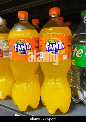 Bayern, Deutschland 01. Dezember 2023: Hier der Blick im Supermarkt, Discounter auf Erfrischungsgetränk, Fanta, Limo, Limonade, Plastikflasche, Orange, 1, 5 Liter *** Bayern, Deutschland 01 Dezember 2023 hier der Blick im Supermarkt, Discounter auf Softdrink, Fanta, Limonade, Plastikflasche, Orange, 1,5 Liter Kredit: Imago/Alamy Live News Stockfoto