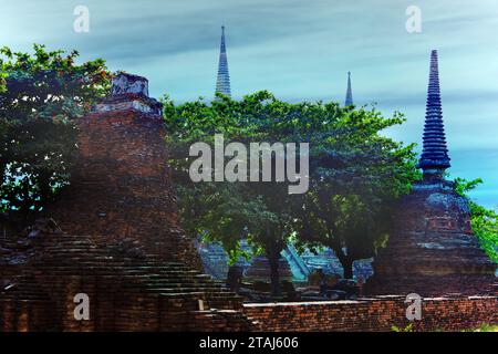 Ruinen von buddhistischen alten Shichara, Dagoba, Stupa in Südthailand, Ayutthaya. Die antike Hauptstadt des Königreichs Ayutthaya, die Sia vorausging Stockfoto