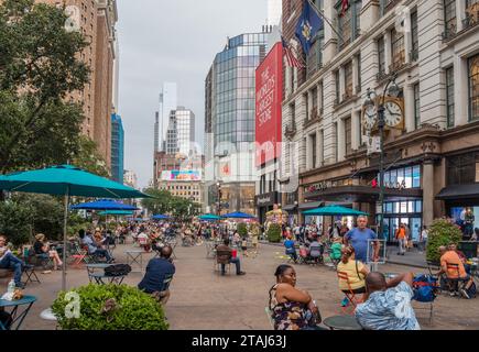 New York, NY, USA-8. September 2023: Touristen und Einwohner von New York im Herald Square, einem öffentlichen Park in Midtown Manhattan an einem warmen Tag. Stockfoto