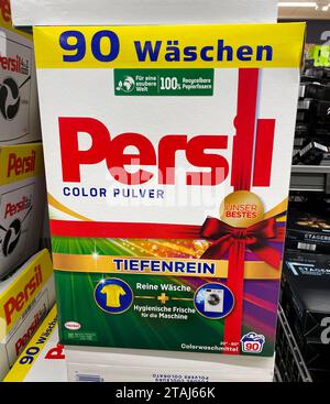 Bayern, Deutschland 01. Dezember 2023: Hier der Blick im Supermarkt, Discounter auf eine Packung Persil, Tiefenrein, Waschpulver, Waschen, Reinigen, 90 Wäschen, Farbpulver *** Bayern, Deutschland 01 Dezember 2023 hier der Blick im Supermarkt, Discounter auf eine Packung Persil, Tiefenrein, Waschpulver, Waschen, Reinigen, 90 Waschungen, Farbpulver Credit: Imago/Alamy Live News Stockfoto