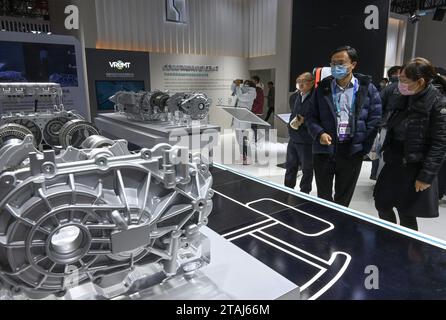 (231201) -- PEKING, 1. Dezember 2023 (Xinhua) -- die Besucher schauen sich ein Motorantriebssystem am Stand des chinesischen Autoherstellers Geely auf der Smart Vehicle Sektion der China International Supply Chain Expo (CISCE) in Peking, Hauptstadt Chinas, am 1. Dezember 2023 an. Der Bereich Smart Vehicle hat während der CISCE, der weltweit ersten Supply Chain expo auf nationaler Ebene, viele Blicke auf sich gezogen. Mit Schwerpunkt auf der innovativen Entwicklung von Elektrofahrzeugen und intelligenten Fahrzeugen wird in diesem Abschnitt die gesamte industrielle Kette dargestellt und die industrielle Zusammenarbeit, die sektorübergreifende Integration und die gemeinsame Nutzung von Ressourcen gefördert. (Xi Stockfoto