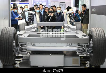 (231201) -- PEKING, 1. Dezember 2023 (Xinhua) -- die Besucher sehen sich am Stand der Contemporary Amperex Technology Co., Ltd. Auf der Sektion für Smart Vehicle der China International Supply Chain Expo (CISCE) in Peking, Hauptstadt von China, am 1. Dezember 2023 an. Der Bereich Smart Vehicle hat während der CISCE, der weltweit ersten Supply Chain expo auf nationaler Ebene, viele Blicke auf sich gezogen. Mit dem Schwerpunkt auf der innovativen Entwicklung von Elektrofahrzeugen und intelligenten Fahrzeugen wird in diesem Abschnitt die gesamte industrielle Kette dargestellt und die industrielle Zusammenarbeit (cros) gefördert Stockfoto