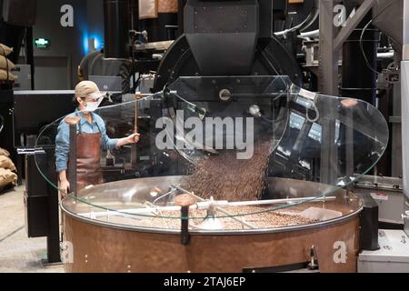 (231201) -- PEKING, 1. Dezember 2023 (Xinhua) -- Ein Mitarbeiter arbeitet im Starbucks Reserve Roastery im ostchinesischen Shanghai, 24. November 2023. Auf der laufenden China International Supply Chain Expo (CISCE) hat der US-amerikanische Kaffeeriese Starbucks durch seine Kaffeekette und seine Produkte große Aufmerksamkeit auf sich gezogen. Starbucks kam 1999 auf das chinesische Festland und betreibt heute mehr als 6.800 Geschäfte in über 250 chinesischen Städten. 2012 wurde in Pu'er in der Provinz Yunnan ein Starbucks Farmer Support Center gegründet, das erste seiner Art in Asien, um die lokale Kaffeezucht weiter zu stärken Stockfoto