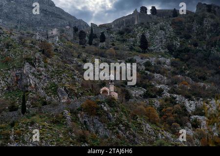 Blick auf die Kirche unserer Lieben Frau von Remedy (16. Jahrhundert) auf dem Hügel über dem Kotor, Montenegro Stockfoto