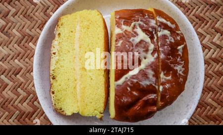 Maska-Brötchen oder Muska-Brötchen aus gebackenem Brot, beliebtes Gericht in Mumbai, aus dem Irani Café frisch gebacken, mit Tee gegessen Stockfoto