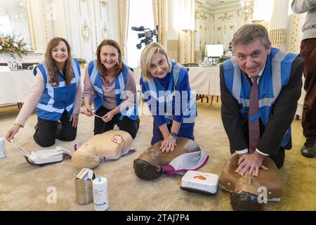 Ann Panis, flämische Innenministerin und Living Together Gwendolyn Rutten, flämische Sozialministerin Hilde Crevits und flämischer Ministerpräsident Jan Jambon, die am Freitag, den 1. Dezember 2023 in Brüssel beim Start einer neuen Website zur Unterstützung der lokalen Räte bei der Suche nach Freiwilligen in Notsituationen gezeigt wurden. Die neue digitale Plattform ist eine Initiative der flämischen Regierung und Vlaams Steunpunt Vrijwilligerswerk vzw. Vor Ort können Freiwillige sehen, ob dringende Hilfe irgendwo in ihrer Gemeinde oder Stadt benötigt wird. BELGA FOTO NICOLAS MAETERLINCK Stockfoto