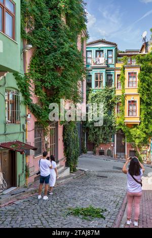 Istanbul, Türkei - 28. August 2022: Touristen machen an einem Sommertag Erinnerungsfotos vor traditionellen bunten traditionellen Häusern im alten Balat-Viertel Stockfoto