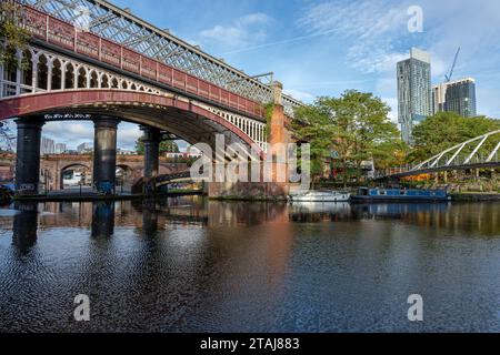 Das Castlefield Viaduct, eine alte Eisenbahnbrücke in Manchester, England Stockfoto