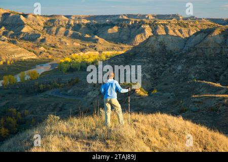 Prairie Grasland mit Little Missouri River, Theodore Roosevelt National Park-South Unit, North Dakota Stockfoto