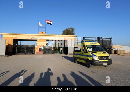 Kairo. November 2023 30. Am 30. November 2023 fährt ein Krankenwagen durch die Rafah-Überquerung von Gaza nach Ägypten zurück. Der Vorsitzende des ägyptischen Staatsinformationsdienstes (SIS), Diaa Rashwan, erklärte am Mittwoch, dass nach Ausbruch des Israel-Hamas-Konflikts Anfang Oktober bisher 575 verletzte Bewohner des Gazastreifens zur Behandlung in ägyptische Krankenhäuser eingeliefert worden seien. Quelle: Sui Xiankai/Xinhua/Alamy Live News Stockfoto