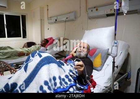 Kairo, Ägypten. November 2023 30. Verletzte Bewohner des Gazastreifens werden am 30. November 2023 im El Arish General Hospital in der Provinz Nord Sinai, Ägypten, behandelt. Der Vorsitzende des ägyptischen Staatsinformationsdienstes (SIS), Diaa Rashwan, erklärte am Mittwoch, dass nach Ausbruch des Israel-Hamas-Konflikts Anfang Oktober bisher 575 verletzte Bewohner des Gazastreifens zur Behandlung in ägyptische Krankenhäuser eingeliefert worden seien. Quelle: Sui Xiankai/Xinhua/Alamy Live News Stockfoto