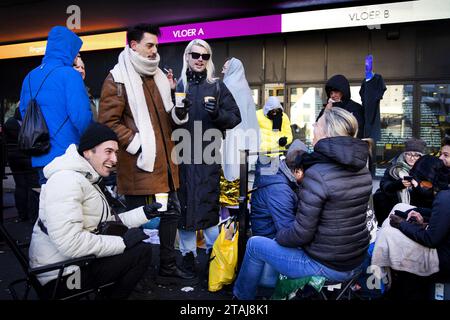 AMSTERDAM - Fans warten in der Schlange am Ziggo Dome auf Madonnas Konzert. Die Celebration Tour, mit der der Weltstar derzeit durch Europa reist, startete im Oktober in London. Während der Show spielt Madonna Musik aus den vier Jahrzehnten, in denen sie als Sängerin tätig war. ANP RAMON VAN FLYMEN niederlande aus - belgien aus Stockfoto