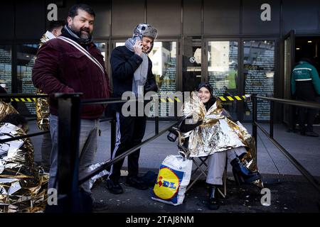 AMSTERDAM - Fans warten in der Schlange am Ziggo Dome auf Madonnas Konzert. Die Celebration Tour, mit der der Weltstar derzeit durch Europa reist, startete im Oktober in London. Während der Show spielt Madonna Musik aus den vier Jahrzehnten, in denen sie als Sängerin tätig war. ANP RAMON VAN FLYMEN niederlande aus - belgien aus Stockfoto