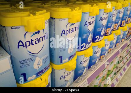 London, Großbritannien. Dezember 2023. Packungen Aptamil Babymilch, eine Marke von Danone, in einem Supermarkt mit Diebstahlschutzvorrichtungen an den oberen Enden. Die Preise sind in den letzten zwei Jahren durchschnittlich um 25 % gestiegen, und die Wettbewerbsbehörde (CMA) untersucht unfaire Preisanstiege. Heute hat Islands Exekutivvorsitzender Richard Walker Preise ausbeuterisch genannt und sich anderen in einer Forderung nach einer Preisobergrenze angeschlossen. Quelle: Anna Watson/Alamy Live News Stockfoto