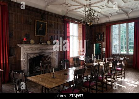 Elisabethanische Täfelung und Banketttisch im Wolfeton House aus dem 16. Jahrhundert, Dorset, England, Großbritannien. Stockfoto