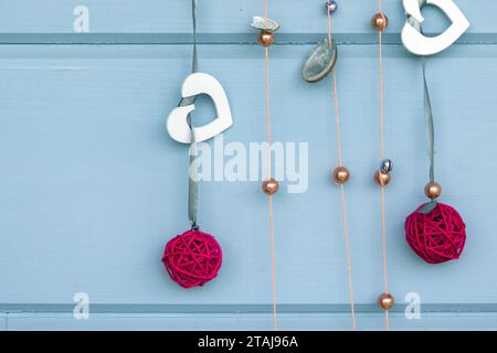 Handgefertigte Weihnachtsdekoration hängt an einer blauen Holzwand Stockfoto