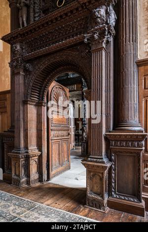 Geschnitzter dekorativer Türrahmen aus dem Jahr 1580 im Wolfeton House, Dorset, England, Großbritannien. Stockfoto