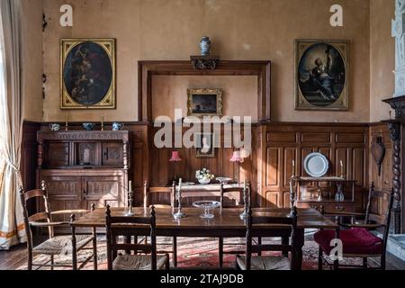 Getäfelter Speisesaal mit antiken Möbeln im Wolfeton House, Dorset, England, Großbritannien. Stockfoto