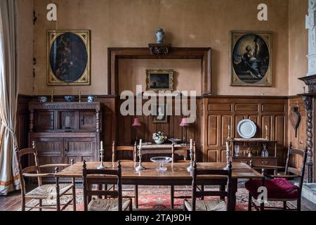 Getäfelter Speisesaal mit antiken Möbeln im Wolfeton House, Dorset, England, Großbritannien. Stockfoto