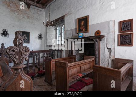 Holzbänke in der Kapelle von Wolfeton House, Dorset, England, Großbritannien. Stockfoto