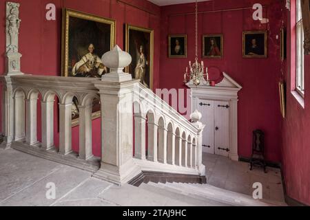 Steintreppe mit Porträts im Wolfeton House, Dorset, England, Großbritannien. Stockfoto