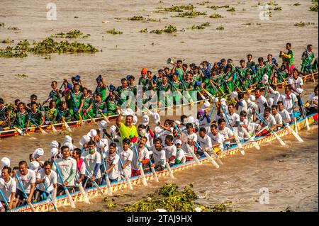 Phnom Penh feiert Bon OM Touk, das Kambodschanische Wasserfestival, mit Drachenbooten auf dem Tonle SAP River. © Kraig Lieb Stockfoto