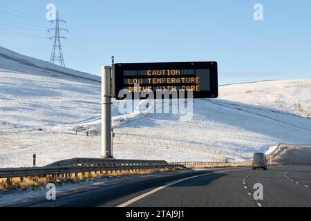 Autobahn M74 in der Nähe von Abington, South Lanarkshire, Schottland, Großbritannien. Dezember 2023. UK Wetter: Vorsicht Low Temperature Drive with Care Variable Message Sign on the M74 North bound Autobahn in der Nähe von Abington, South Lanarkshire, Schottland Credit: Kay Roxby/Alamy Live News Stockfoto