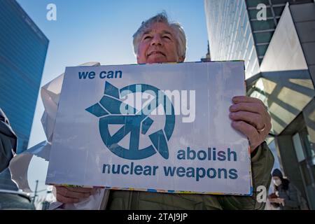 USA. November 2023 30. Bei einer Mahnwache am 30. November 2023 vor der Mission der Vereinigten Staaten bei den Vereinten Nationen haben Mitglieder der Atlantic Life Community, Nukewatch, NYC war Resisters League, und Verbündete forderten die USA auf, der erste nukleare bewaffnete Staat zu sein, der auf die weltweite Forderung nach nuklearer Abrüstung reagiert und den Vertrag über das Verbot von Nuklearwaffen unterzeichnet, indem er einen Akt zivilen Ungehorsams inszeniert. alle Türen der US-Mission in der UNO zu blockieren, was zu 18 Anti-Nuklear-Aktivisten führte. (Foto: Erik McGregor/SIPA USA) Credit: SIPA USA/Alamy Live News Stockfoto