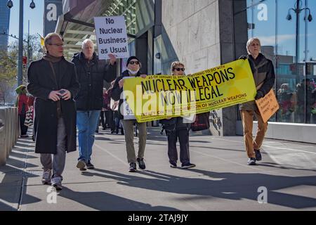 USA. November 2023 30. Bei einer Mahnwache am 30. November 2023 vor der Mission der Vereinigten Staaten bei den Vereinten Nationen haben Mitglieder der Atlantic Life Community, Nukewatch, NYC war Resisters League, und Verbündete forderten die USA auf, der erste nukleare bewaffnete Staat zu sein, der auf die weltweite Forderung nach nuklearer Abrüstung reagiert und den Vertrag über das Verbot von Nuklearwaffen unterzeichnet, indem er einen Akt zivilen Ungehorsams inszeniert. alle Türen der US-Mission in der UNO zu blockieren, was zu 18 Anti-Nuklear-Aktivisten führte. (Foto: Erik McGregor/SIPA USA) Credit: SIPA USA/Alamy Live News Stockfoto