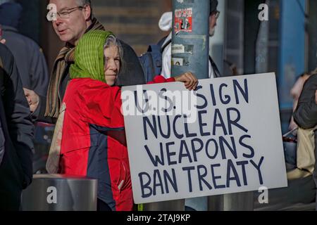 USA. November 2023 30. Bei einer Mahnwache am 30. November 2023 vor der Mission der Vereinigten Staaten bei den Vereinten Nationen haben Mitglieder der Atlantic Life Community, Nukewatch, NYC war Resisters League, und Verbündete forderten die USA auf, der erste nukleare bewaffnete Staat zu sein, der auf die weltweite Forderung nach nuklearer Abrüstung reagiert und den Vertrag über das Verbot von Nuklearwaffen unterzeichnet, indem er einen Akt zivilen Ungehorsams inszeniert. alle Türen der US-Mission in der UNO zu blockieren, was zu 18 Anti-Nuklear-Aktivisten führte. (Foto: Erik McGregor/SIPA USA) Credit: SIPA USA/Alamy Live News Stockfoto