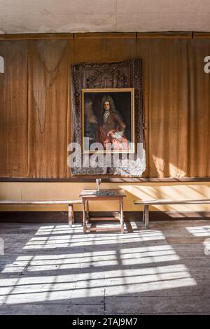 Vergoldetes gerahmtes Porträt in der Großen Halle im Wolfeton House, Dorset, England, Großbritannien. Stockfoto