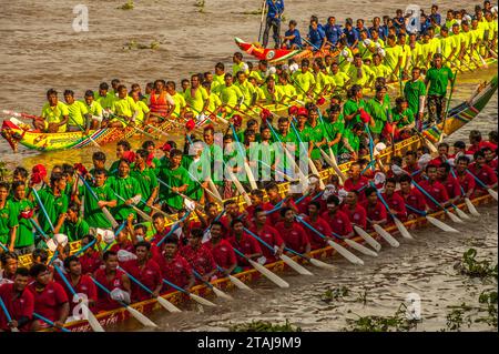 Phnom Penh feiert Bon OM Touk, das Kambodschanische Wasserfestival, mit Drachenbooten auf dem Tonle SAP River. © Kraig Lieb Stockfoto