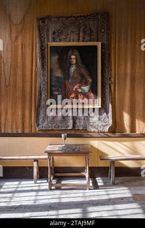 Vergoldetes gerahmtes Porträt in der Großen Halle im Wolfeton House, Dorset, England, Großbritannien. Stockfoto