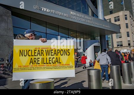 USA. November 2023 30. Bei einer Mahnwache am 30. November 2023 vor der Mission der Vereinigten Staaten bei den Vereinten Nationen haben Mitglieder der Atlantic Life Community, Nukewatch, NYC war Resisters League, und Verbündete forderten die USA auf, der erste nukleare bewaffnete Staat zu sein, der auf die weltweite Forderung nach nuklearer Abrüstung reagiert und den Vertrag über das Verbot von Nuklearwaffen unterzeichnet, indem er einen Akt zivilen Ungehorsams inszeniert. alle Türen der US-Mission in der UNO zu blockieren, was zu 18 Anti-Nuklear-Aktivisten führte. (Foto: Erik McGregor/SIPA USA) Credit: SIPA USA/Alamy Live News Stockfoto