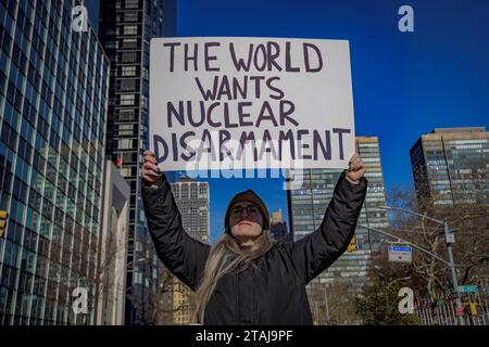 USA. November 2023 30. Bei einer Mahnwache am 30. November 2023 vor der Mission der Vereinigten Staaten bei den Vereinten Nationen haben Mitglieder der Atlantic Life Community, Nukewatch, NYC war Resisters League, und Verbündete forderten die USA auf, der erste nukleare bewaffnete Staat zu sein, der auf die weltweite Forderung nach nuklearer Abrüstung reagiert und den Vertrag über das Verbot von Nuklearwaffen unterzeichnet, indem er einen Akt zivilen Ungehorsams inszeniert. alle Türen der US-Mission in der UNO zu blockieren, was zu 18 Anti-Nuklear-Aktivisten führte. (Foto: Erik McGregor/SIPA USA) Credit: SIPA USA/Alamy Live News Stockfoto