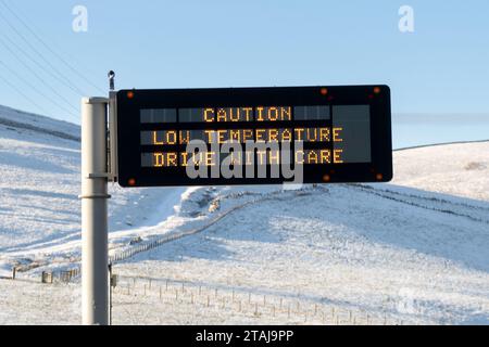 Autobahn M74 in der Nähe von Abington, South Lanarkshire, Schottland, Großbritannien. Dezember 2023. UK Wetter: Vorsicht Low Temperature Drive with Care Variable Message Sign on the M74 North bound Autobahn in der Nähe von Abington, South Lanarkshire, Schottland Credit: Kay Roxby/Alamy Live News Stockfoto