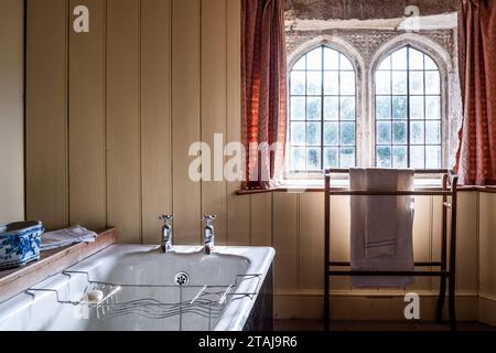 Bleiglasfenster im Badezimmer im Wolfeton House, Dorset, England, Großbritannien. Stockfoto