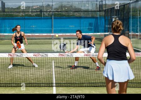 Ein junges Paar spielt Padel-Tennis. Stockfoto