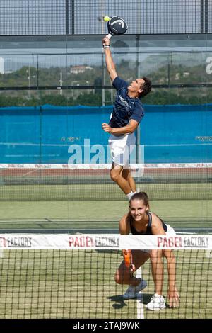 Ein junges Paar spielt Padel-Tennis. Stockfoto