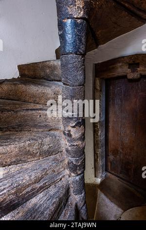 Wendeltreppe aus Eiche aus dem 15. Jahrhundert in Wolfeton House, Dorset, England, Großbritannien. Stockfoto