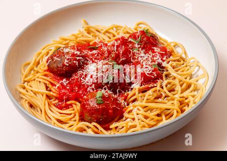 Spaghetti und Fleischbällchen mit geriebenem Parmesan Stockfoto